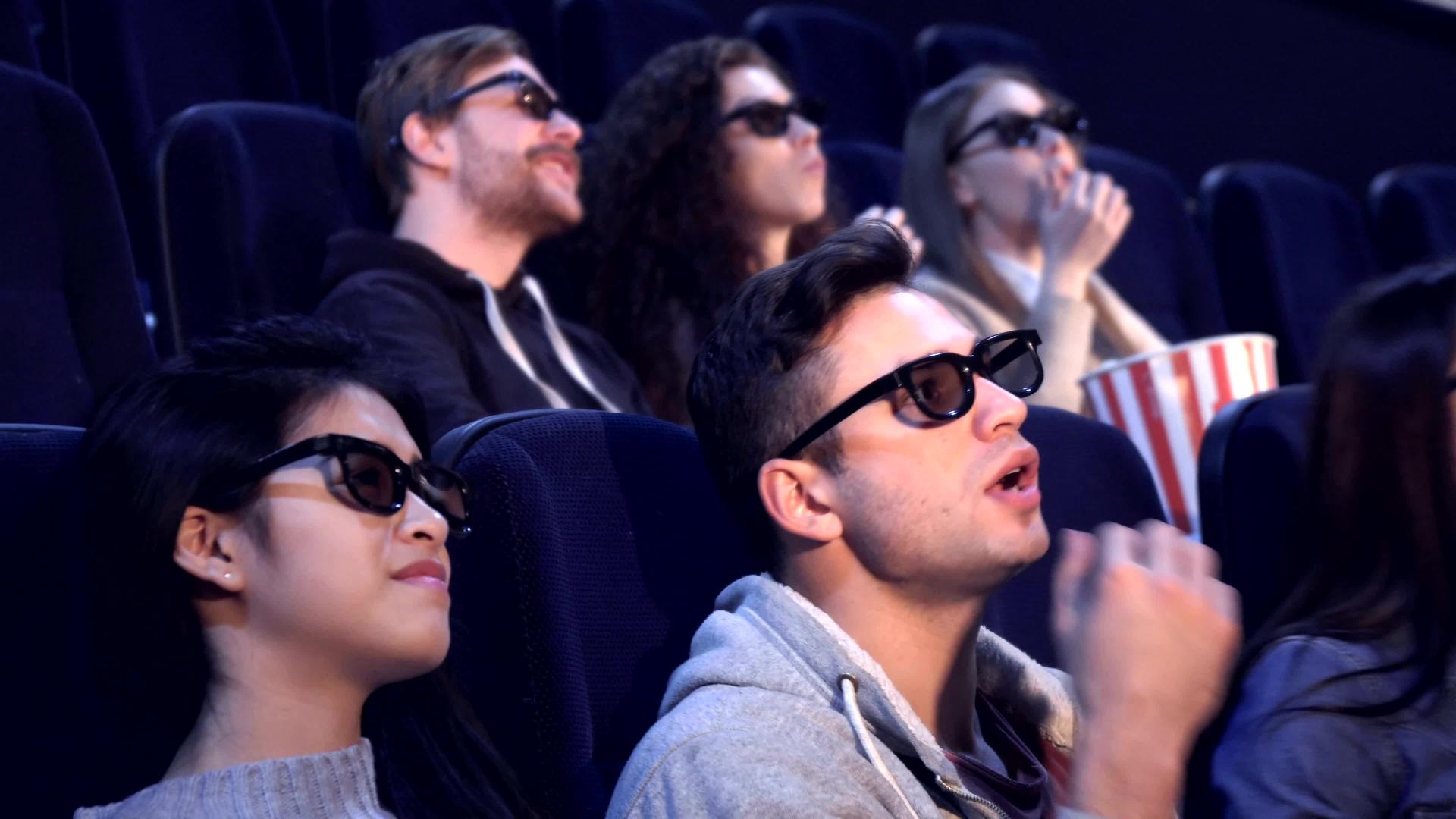 在电影院看3D电影的人视频的预览图
