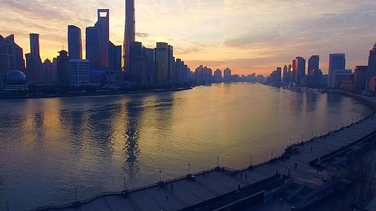 清晨金黄色日出下的上海陆家嘴黄浦江视频的预览图