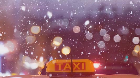 一部夜景电影雪下有一个计程车屋顶的夜景视频的预览图