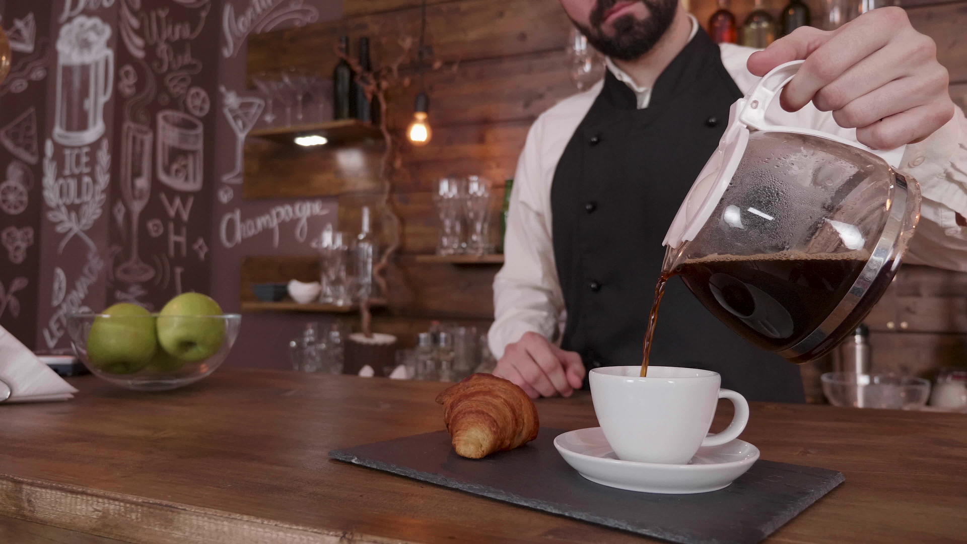 当咖啡倒在一个空杯子里时他拿着一个投手喝咖啡视频的预览图