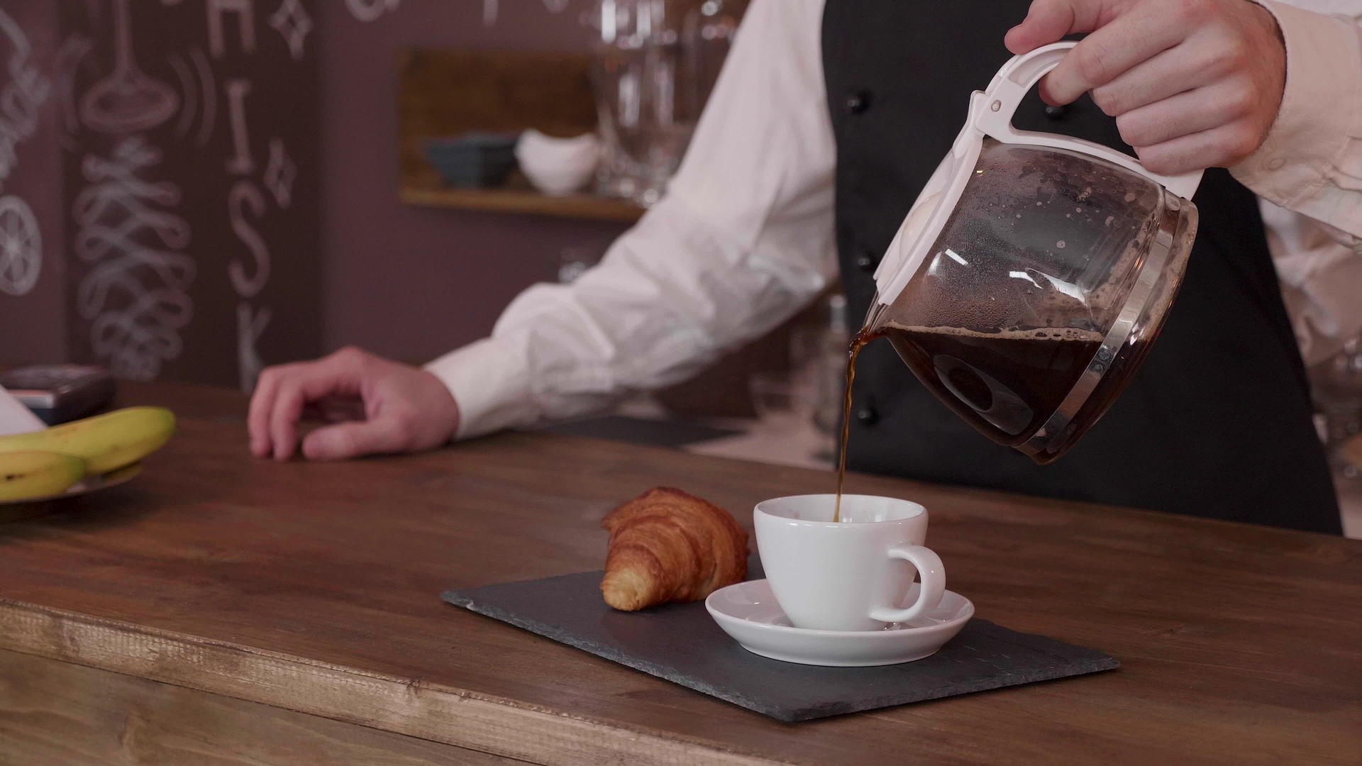 一部男性咖啡馆的电影慢慢地装满了一杯咖啡视频的预览图