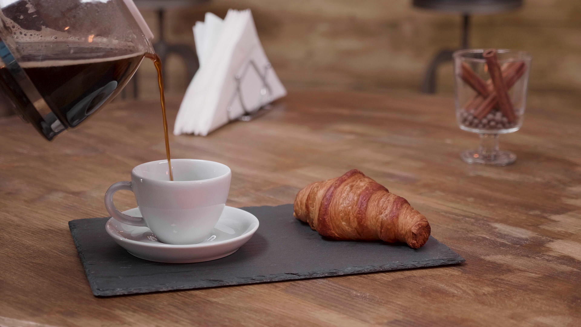 热咖啡从一个完整的杯子里倒出视频的预览图