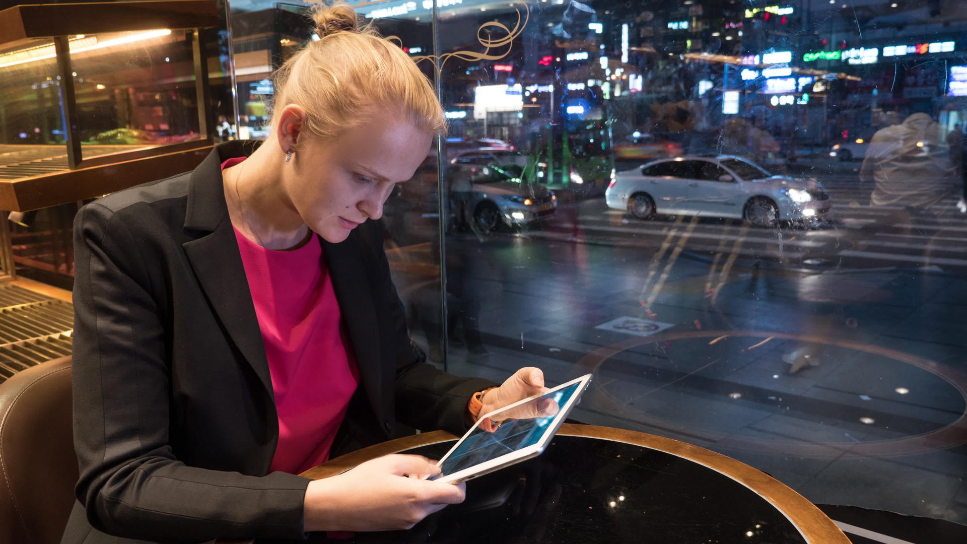 女性使用咖啡馆的靠垫根据城市景观逐个使用视频的预览图