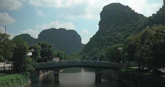 越南长安过桥的人视频的预览图