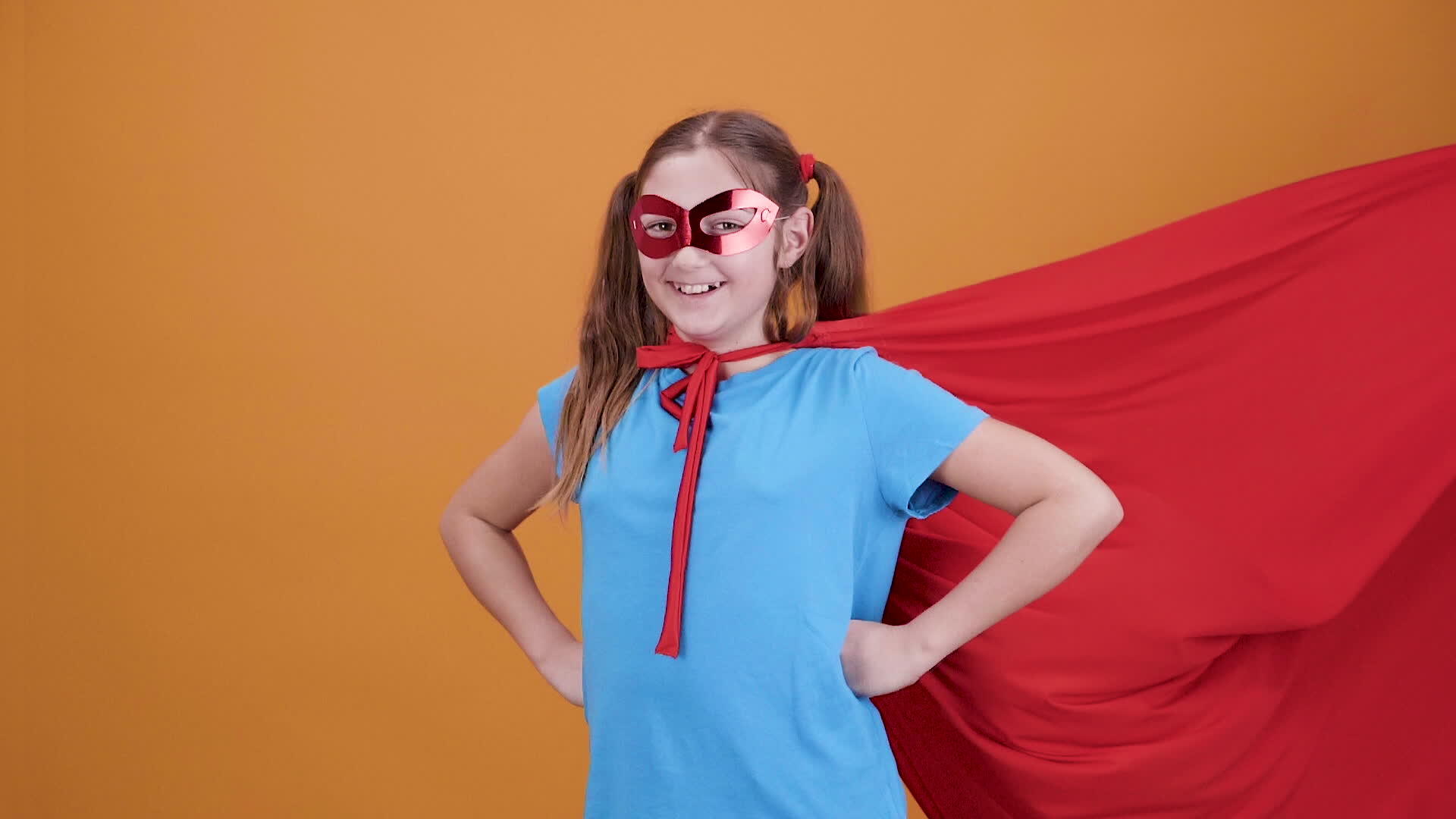一个穿着超级英雄服装的小女孩视频的预览图