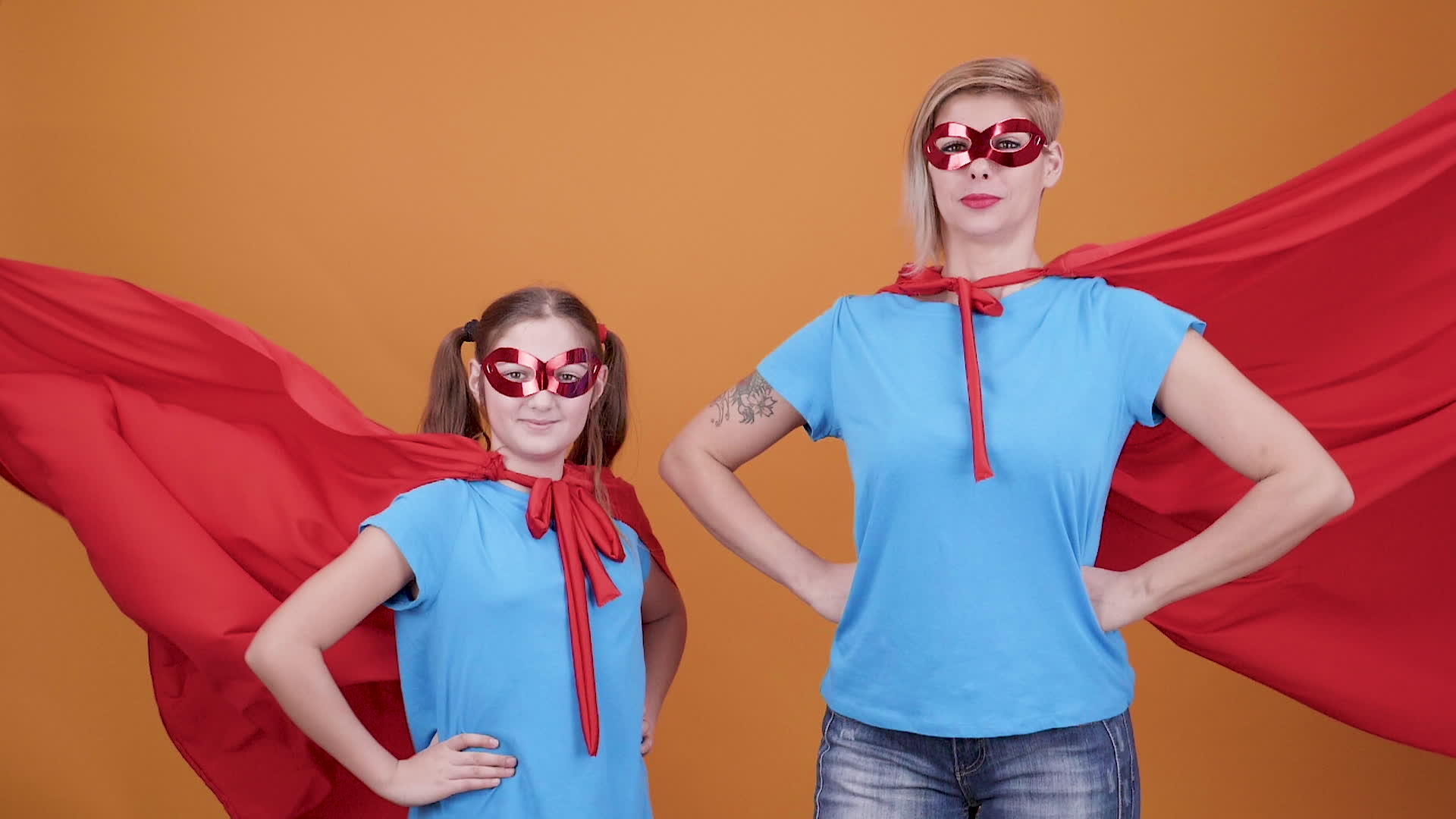 小女孩和她的母亲打扮成超级英雄视频的预览图