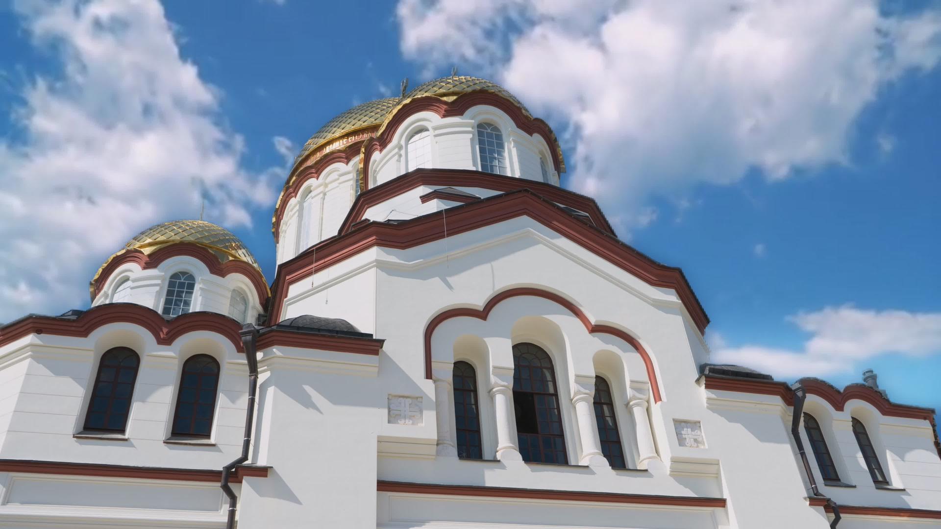 新阿多斯修道院的白色建筑视频的预览图