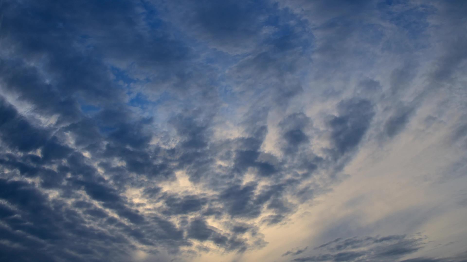 日出时的戏剧性云风电影视频的预览图