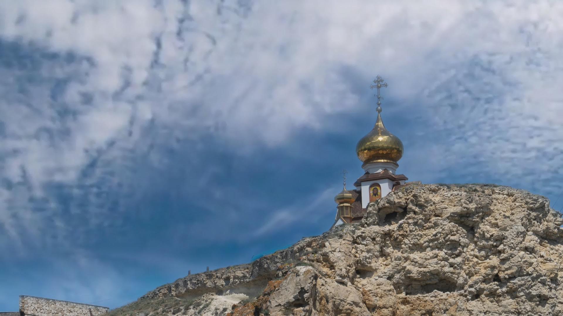 岩石上有一个基督教教堂的风景电影视频的预览图