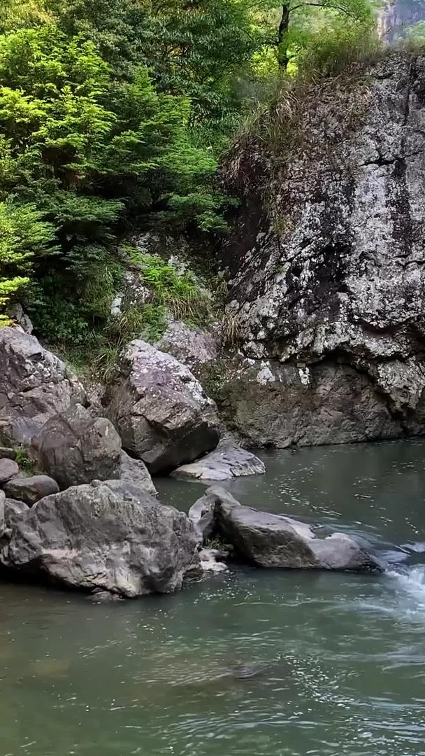 真实拍摄5A景区鸳鸯溪景区一线瀑视频集合视频的预览图