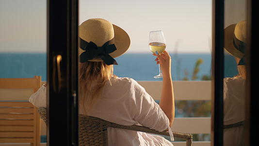 女人在对面阳台喝酒玩得开心视频的预览图