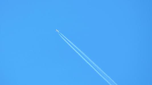 蓝色天空中带有天花甲状物的飞机电影视频的预览图