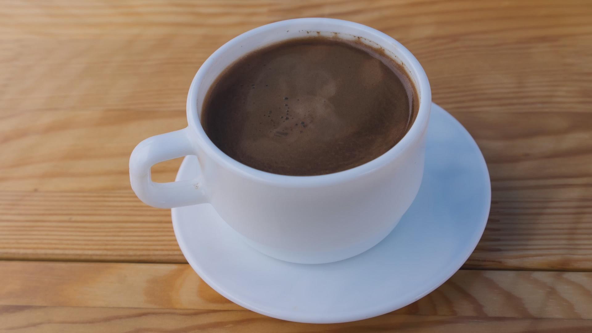 白色咖啡杯和木桌咖啡的电影视频的预览图