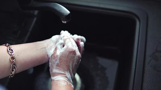 防止用肥皂温水洗手经常擦指甲和手指或使用洗手液视频的预览图