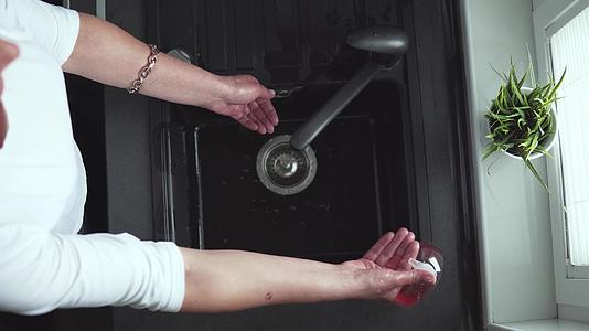 在公共火车站使用洗手液凝胶分配器对抗新的或生病的女性手部分配器视频的预览图