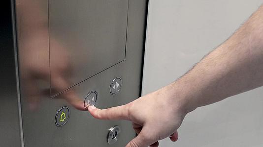 男性患者的神经紧张症患者反复按下电梯的按钮视频的预览图