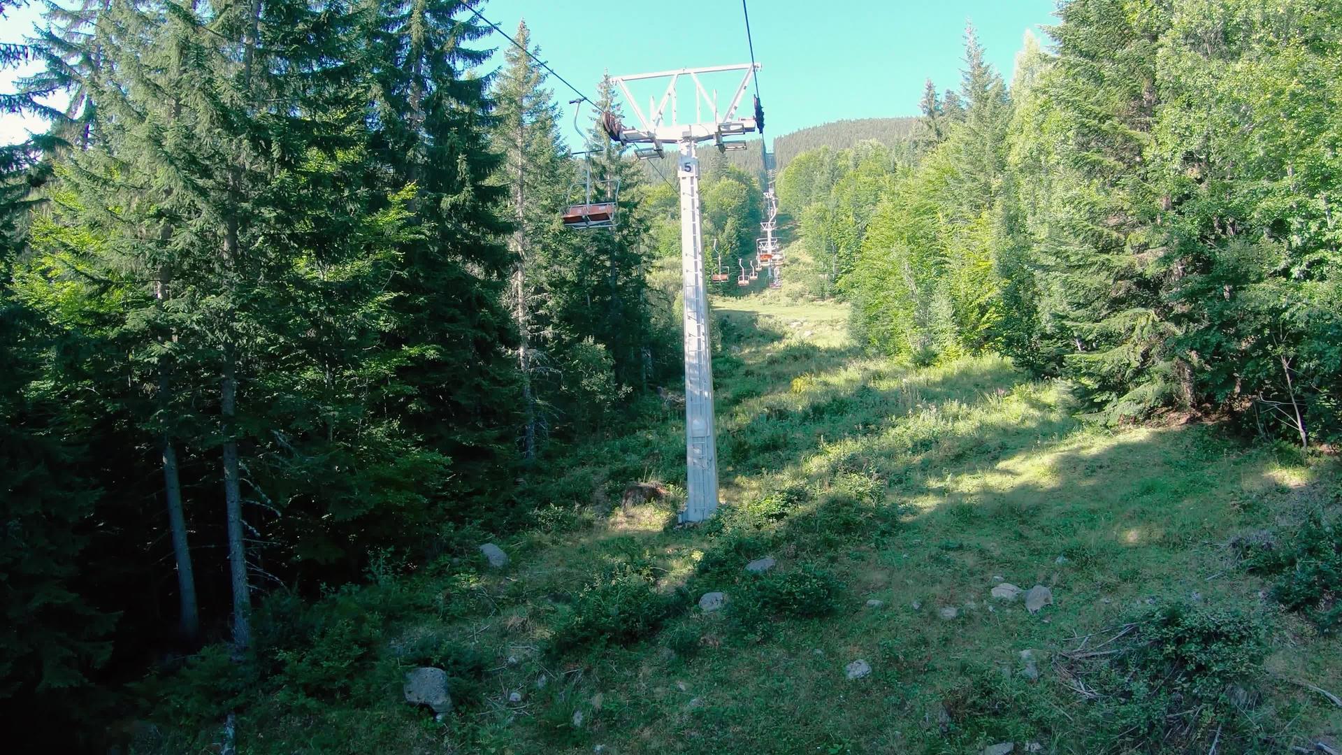 夏季运送徒弟旅行者的空山椅电梯视频的预览图