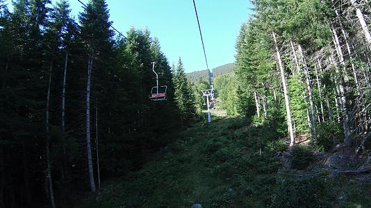 山椅在夏天升起进入森林视频的预览图