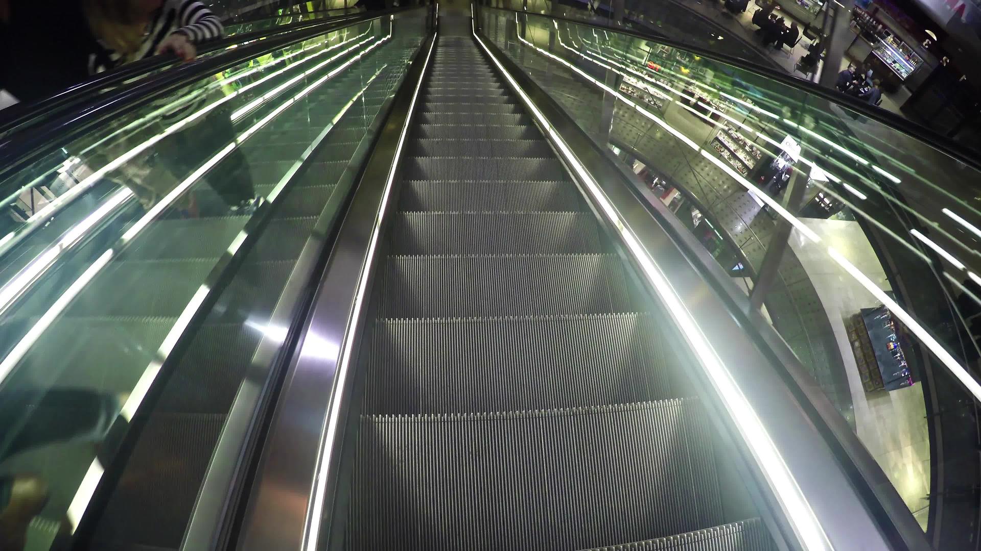 在商场的电梯楼梯上移动视频的预览图