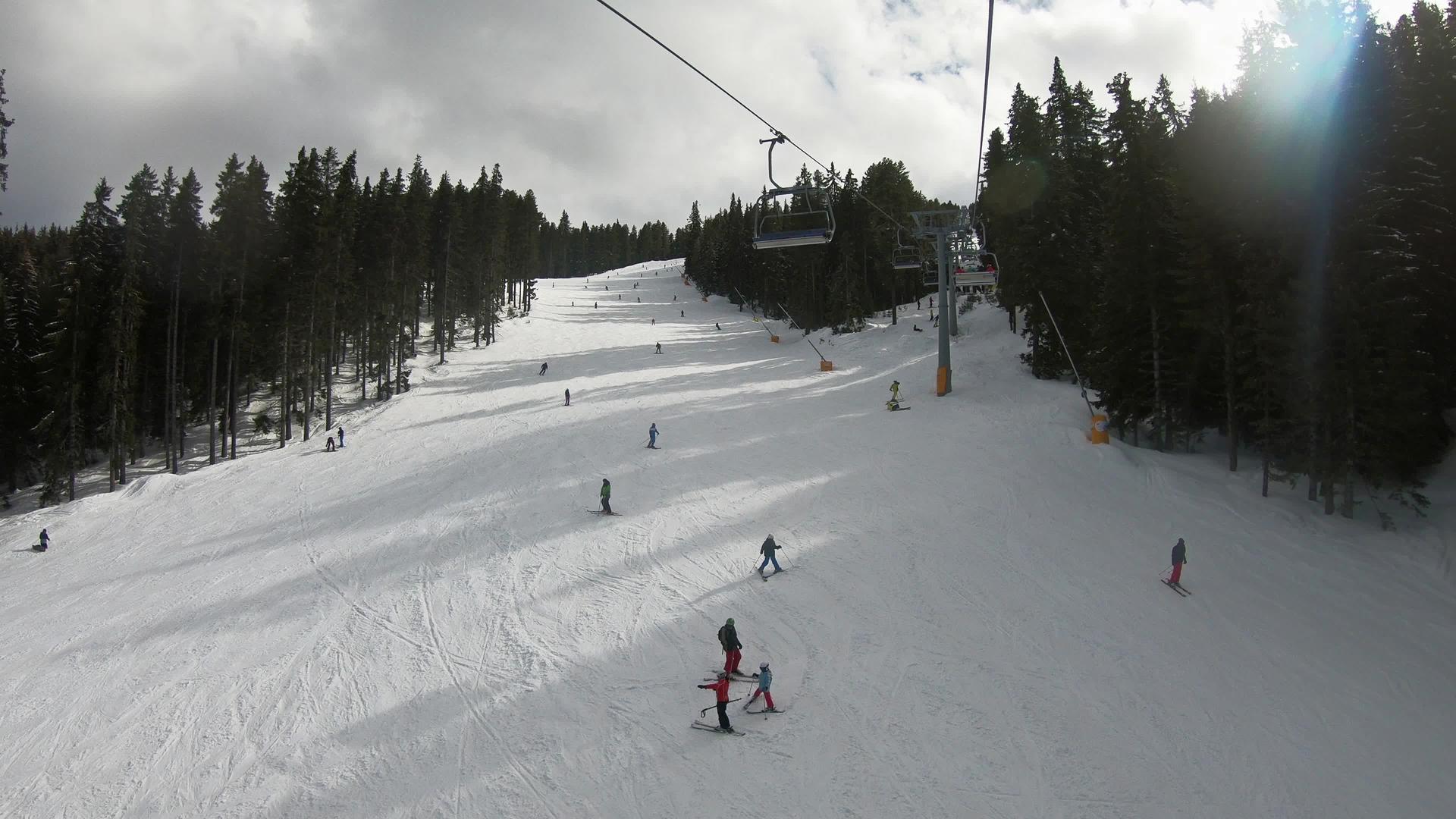 滑雪机和滑雪机从空中向下倾斜以显示滑雪机和滑雪机视频的预览图
