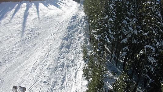 滑雪的第一个视角是滑雪者和滑雪者的登船者视频的预览图