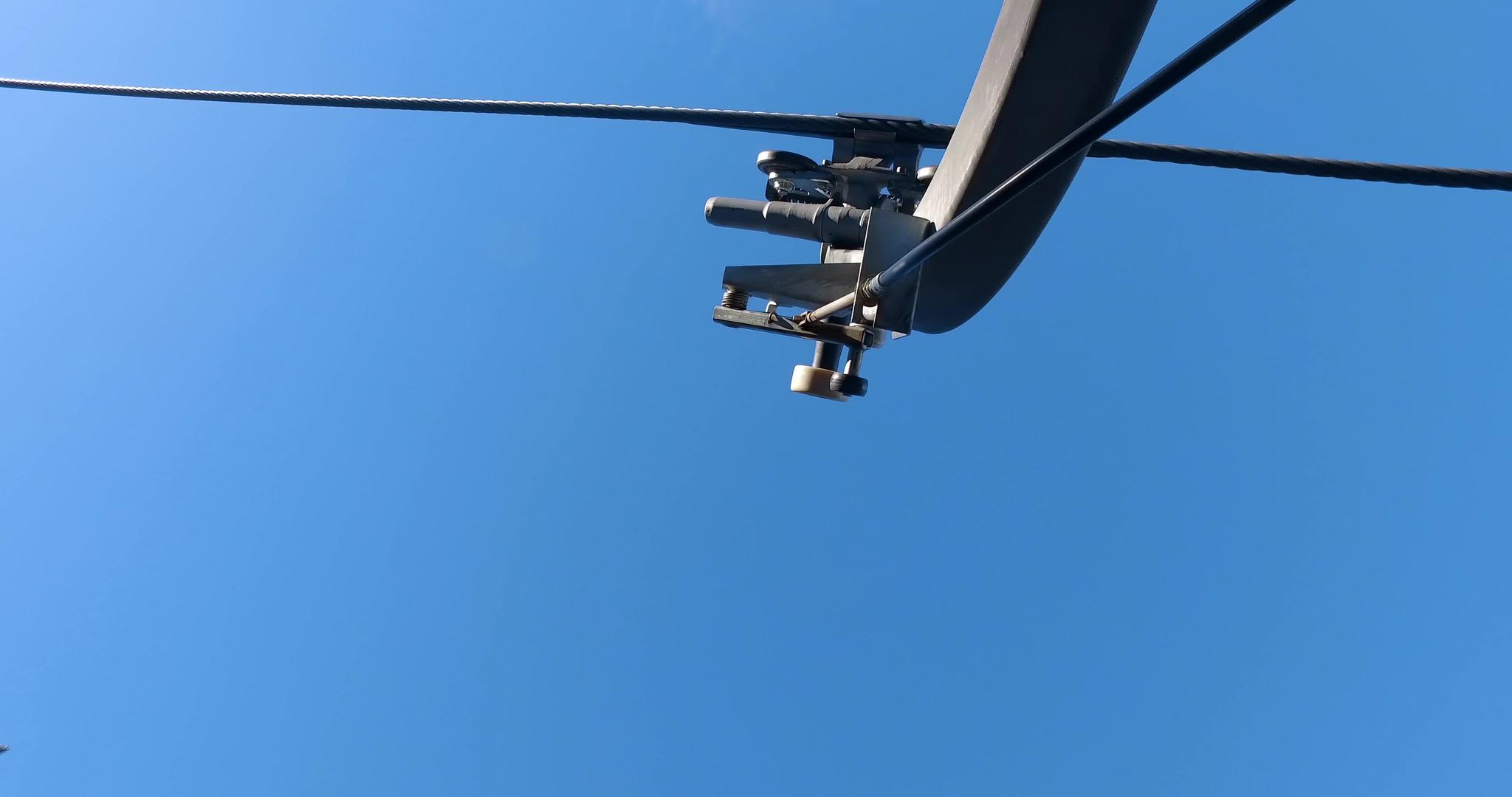 关于滑雪的椅子吊装置和蓝天的铁丝网细节视频的预览图