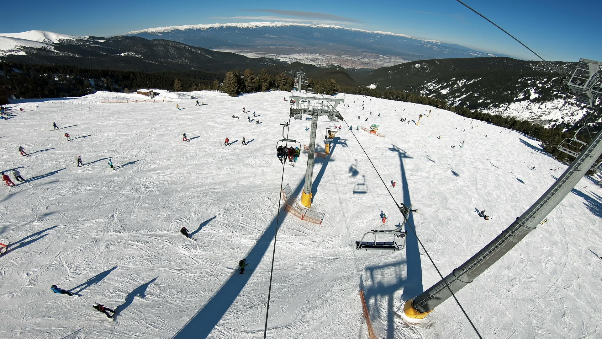 滑雪场全景斜坡滑雪缆车上的人高海拔滑雪道上的滑雪者视频的预览图