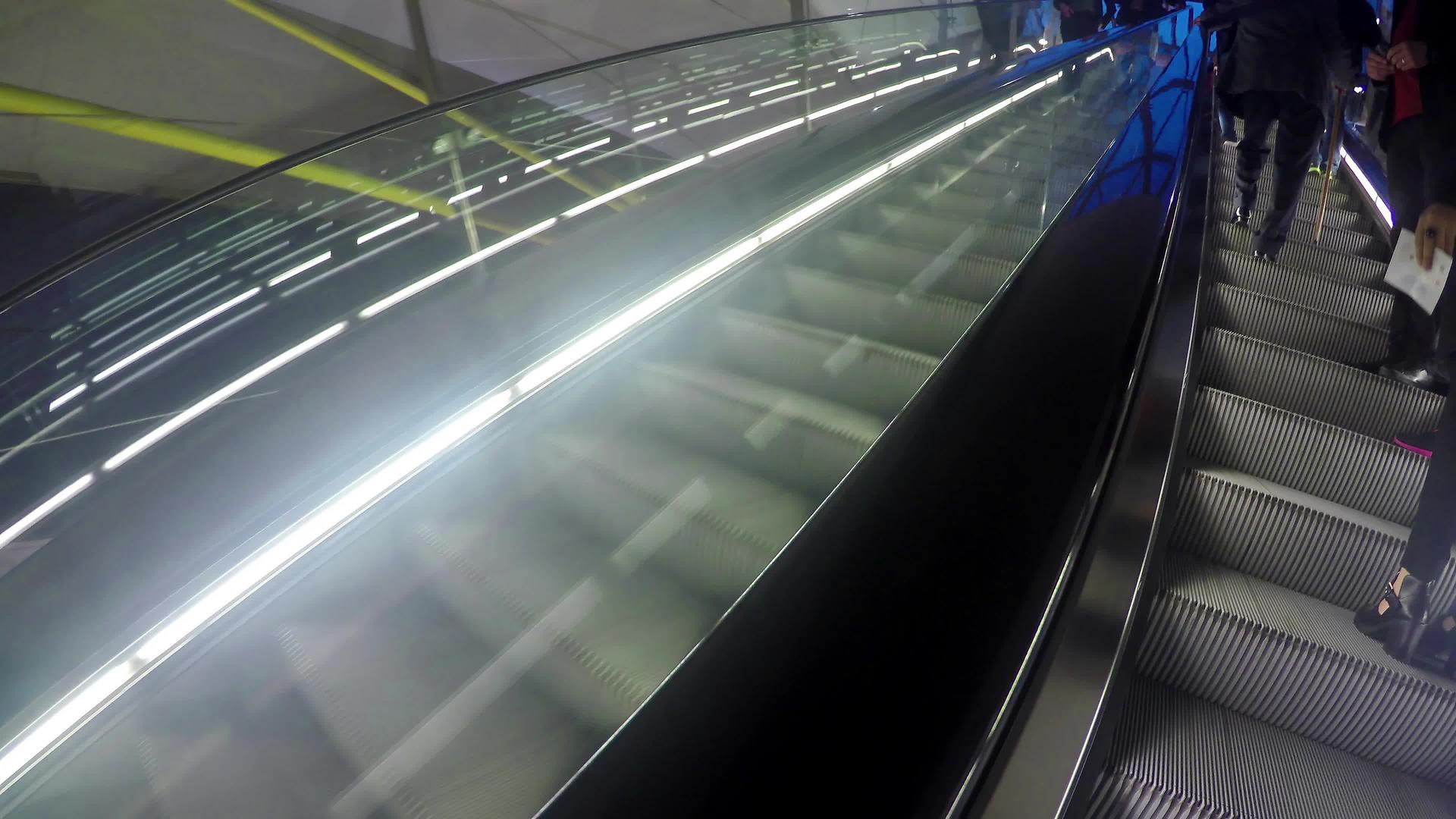 旅游的第一个视角是移动扶梯楼梯视频的预览图