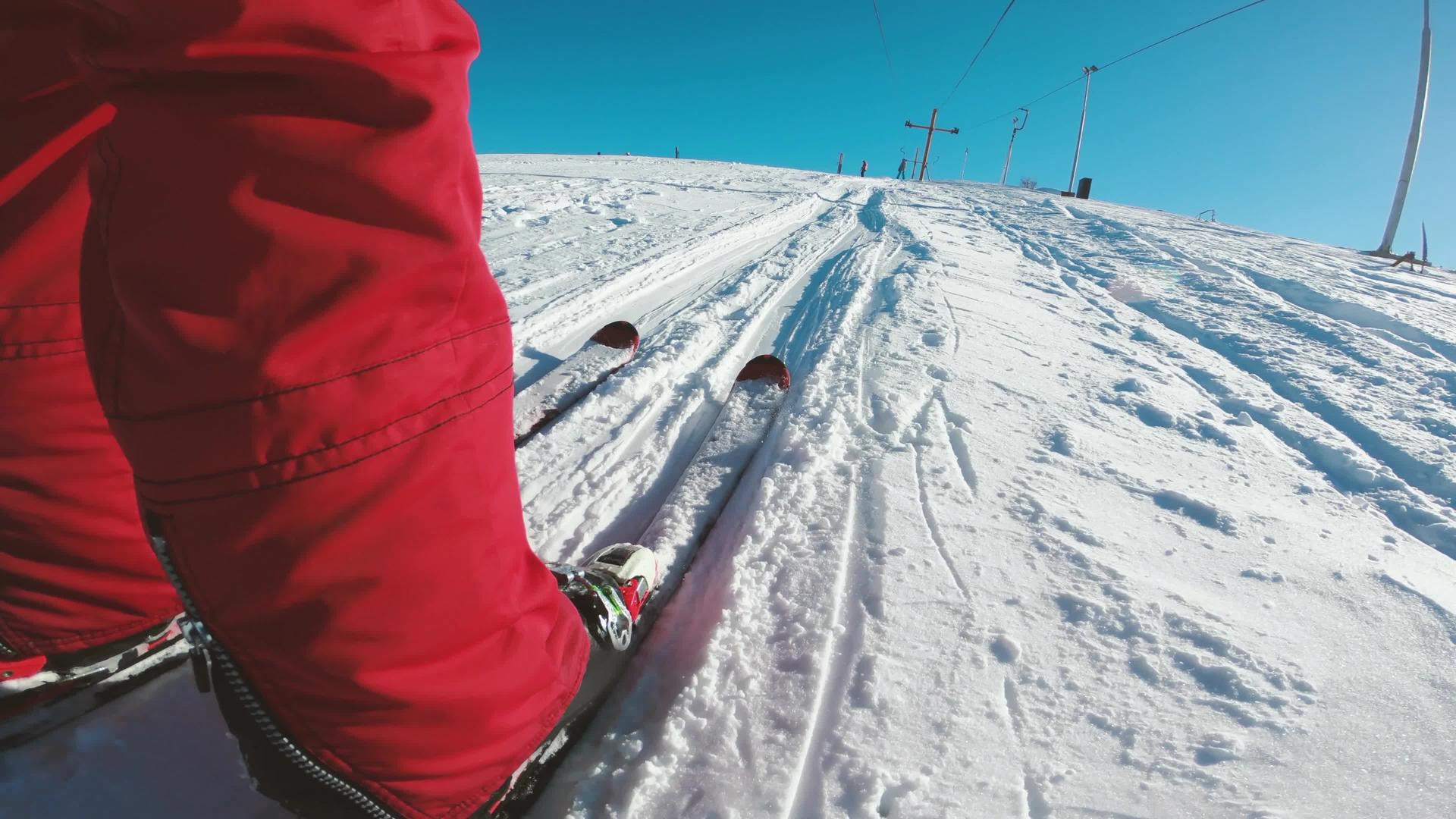 滑雪电梯拉一个人上山滑雪第一个视角视频的预览图
