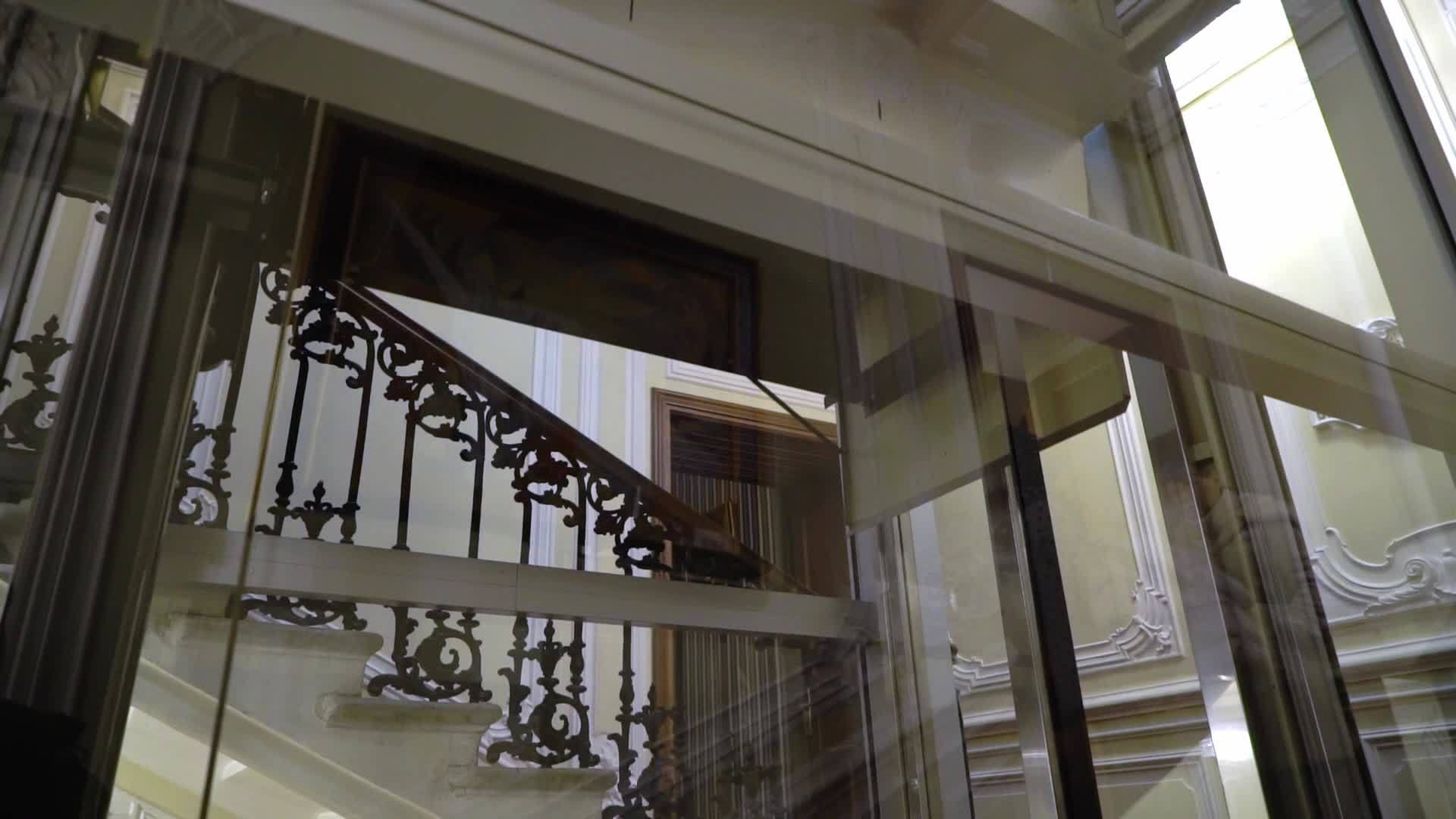 历史酒店大楼的玻璃电梯视频的预览图