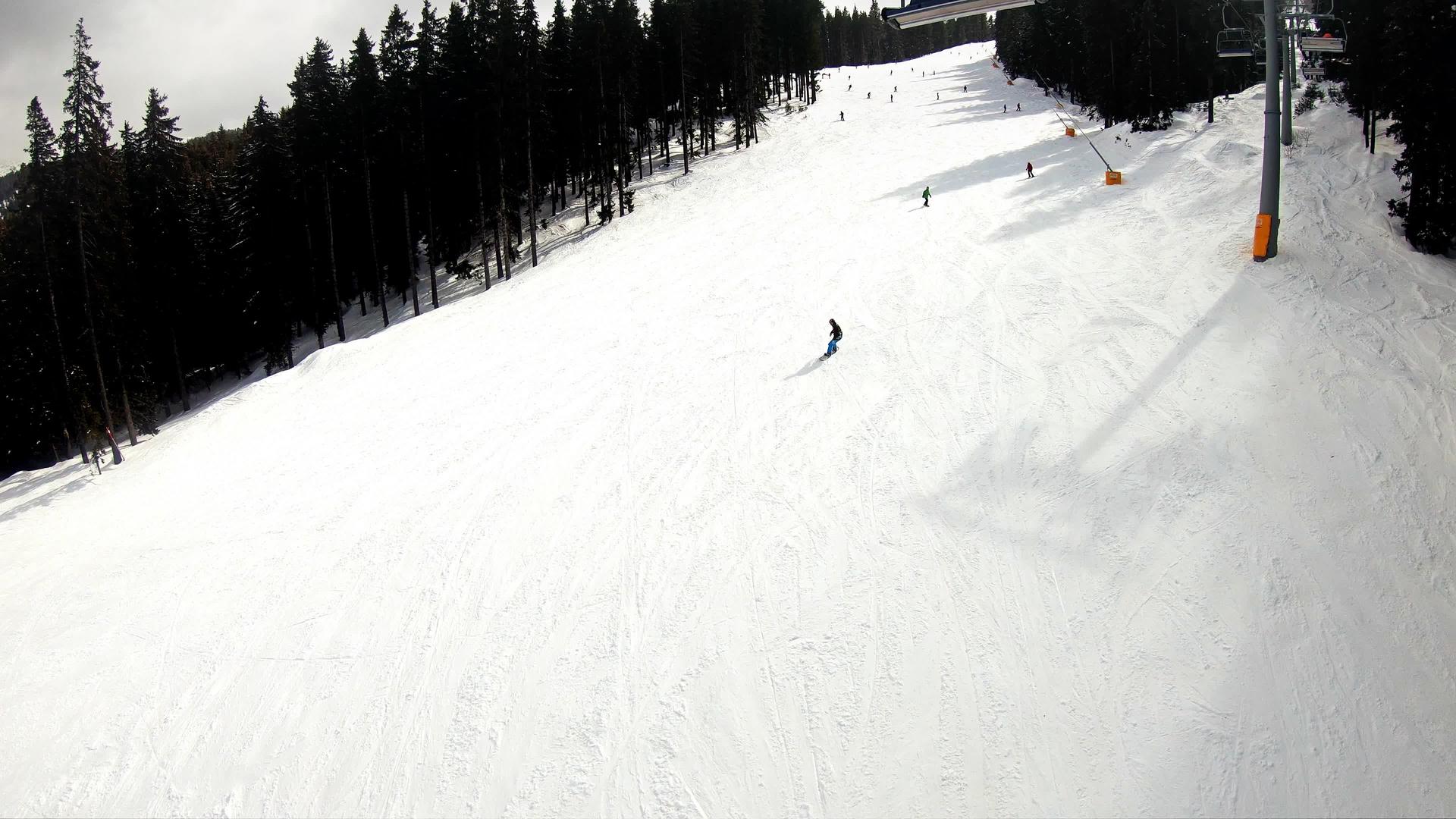 滑雪场全景斜坡滑雪缆车上的人高海拔滑雪道上的滑雪者视频的预览图