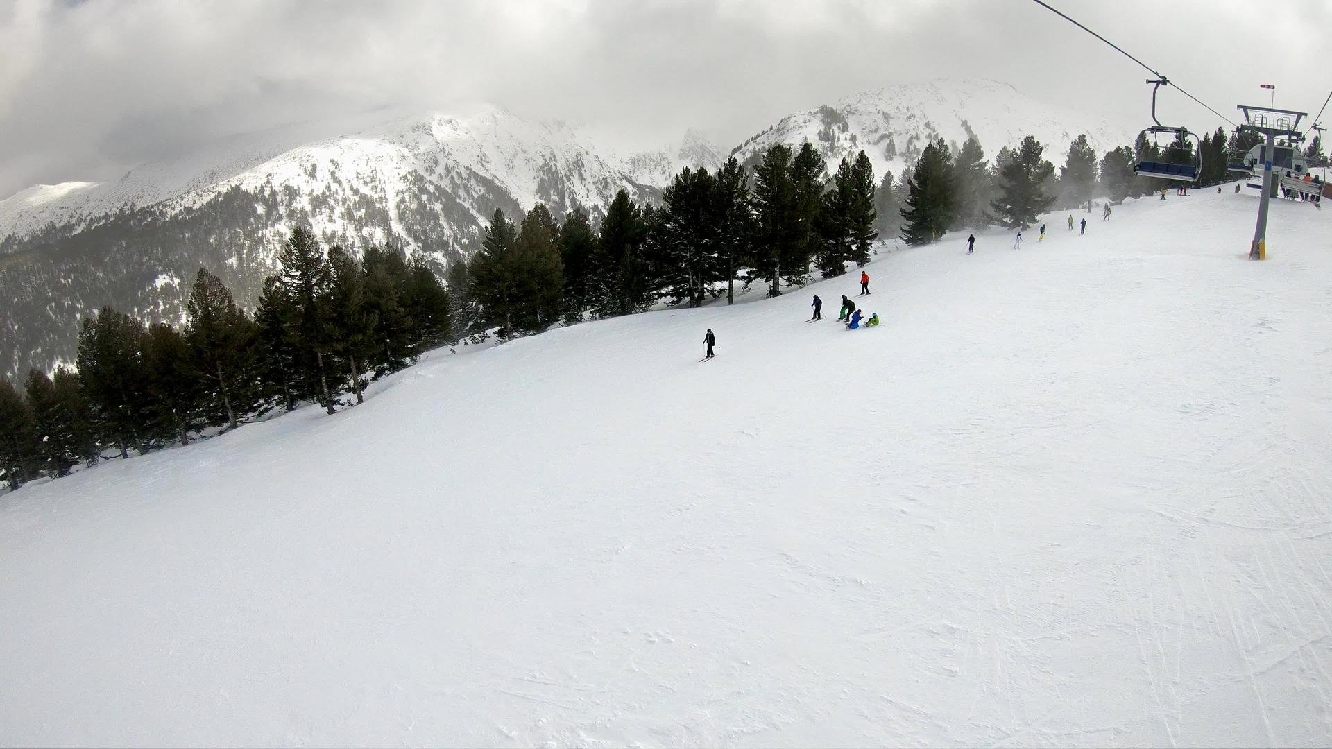 高山滑雪站和冬季雪漂流慢动作视频的预览图
