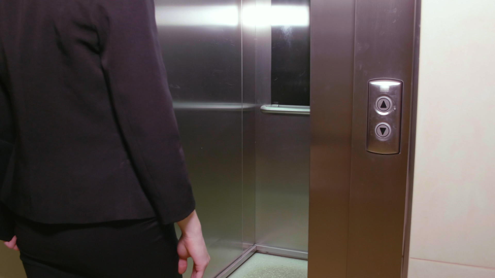 高级女商人穿着正装坐在办公室电梯里视频的预览图