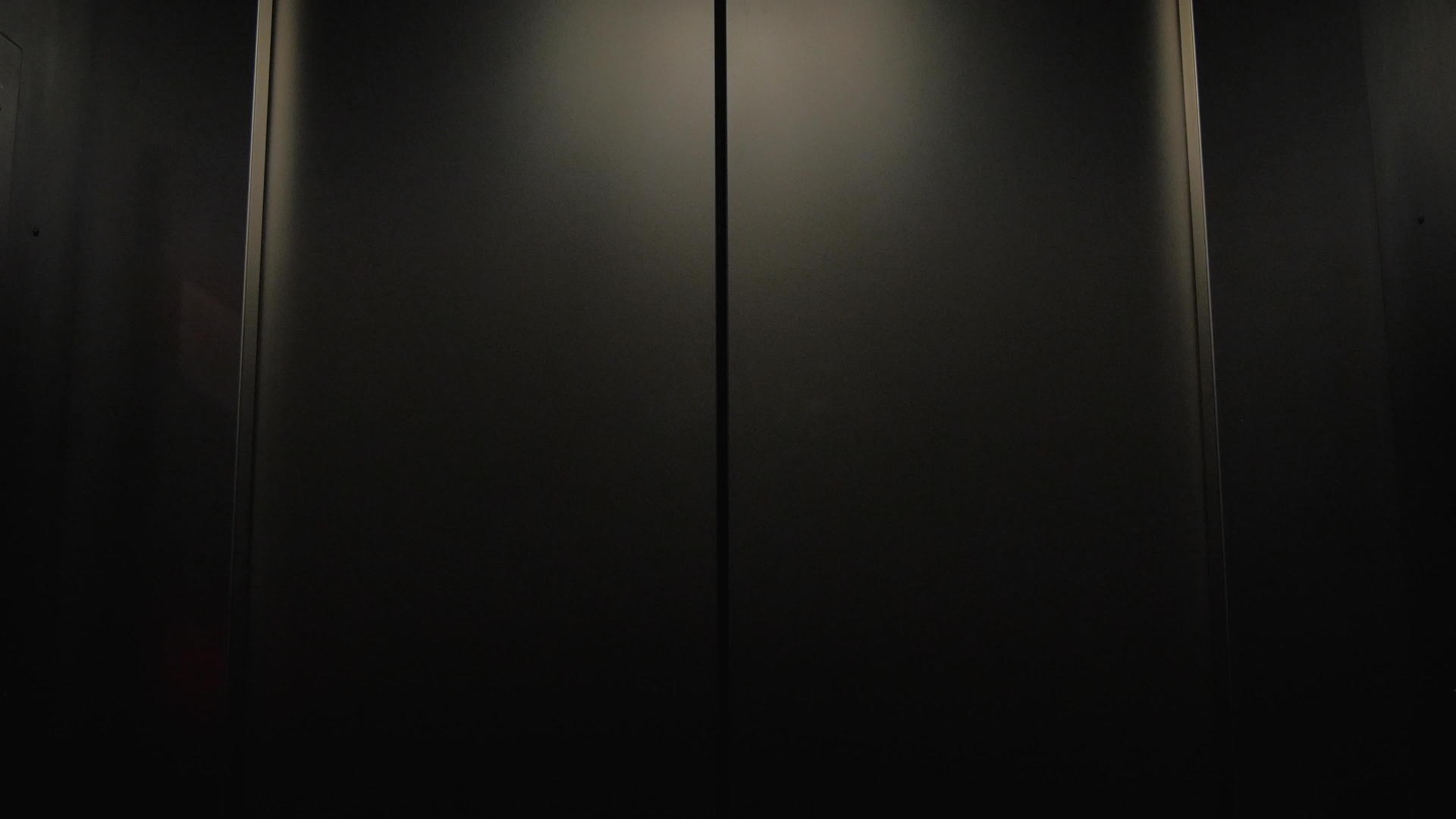 电梯门向黑暗开放视频的预览图