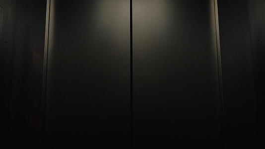 电梯门向黑暗开放视频的预览图