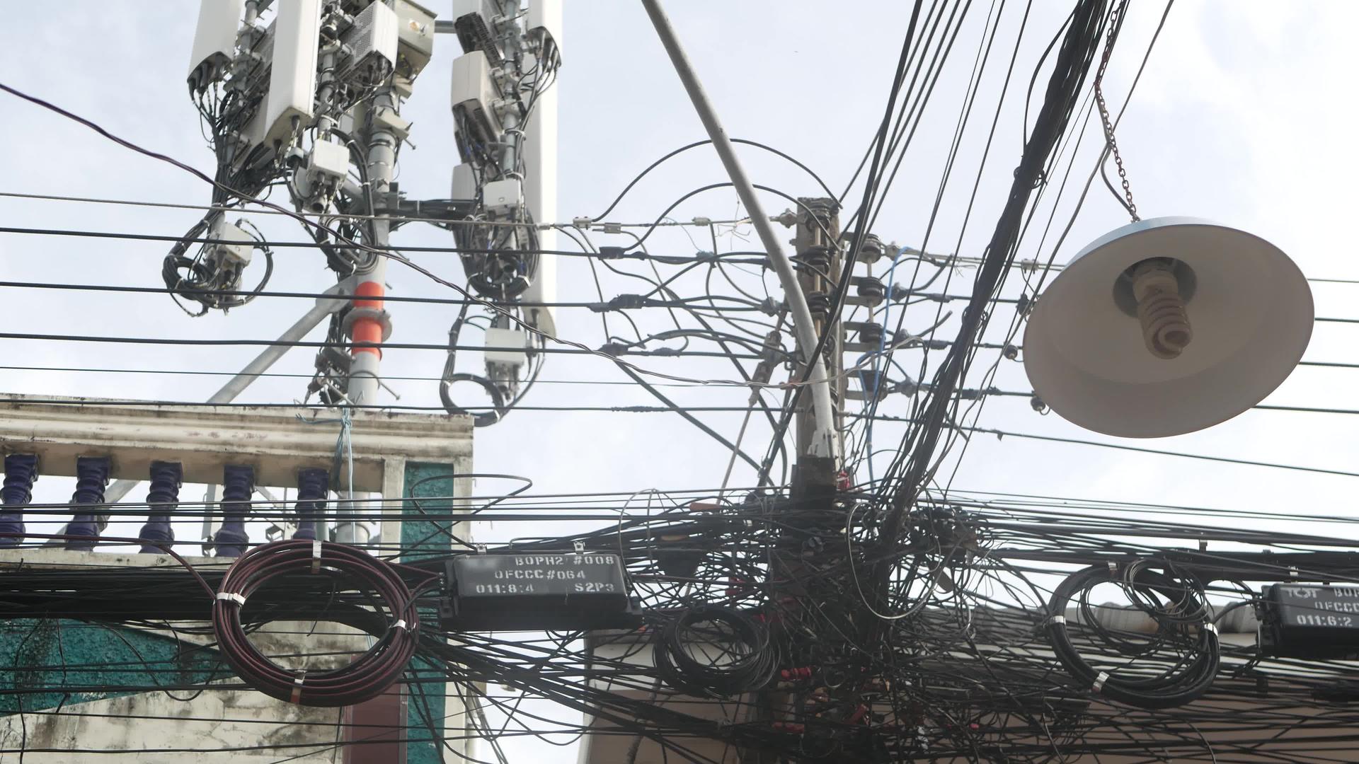 泰国的电力线从下面的混乱电线到泰国晴朗的天空背景视频的预览图