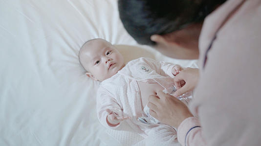 4k妈妈给婴儿宝宝换纸尿裤视频的预览图