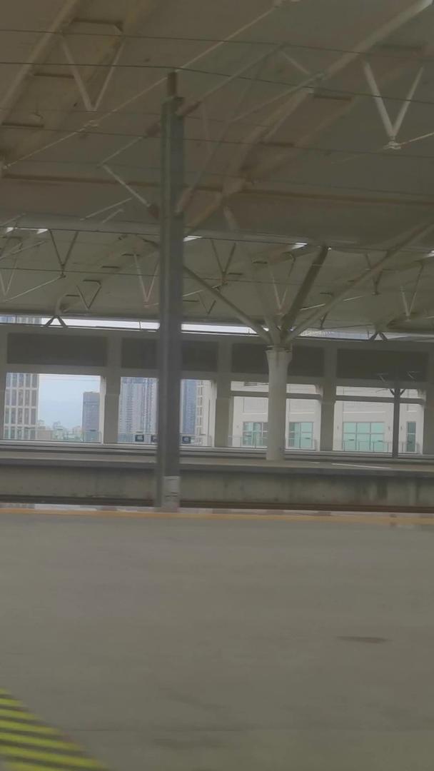 实拍第一视角高铁驶出站台视频的预览图