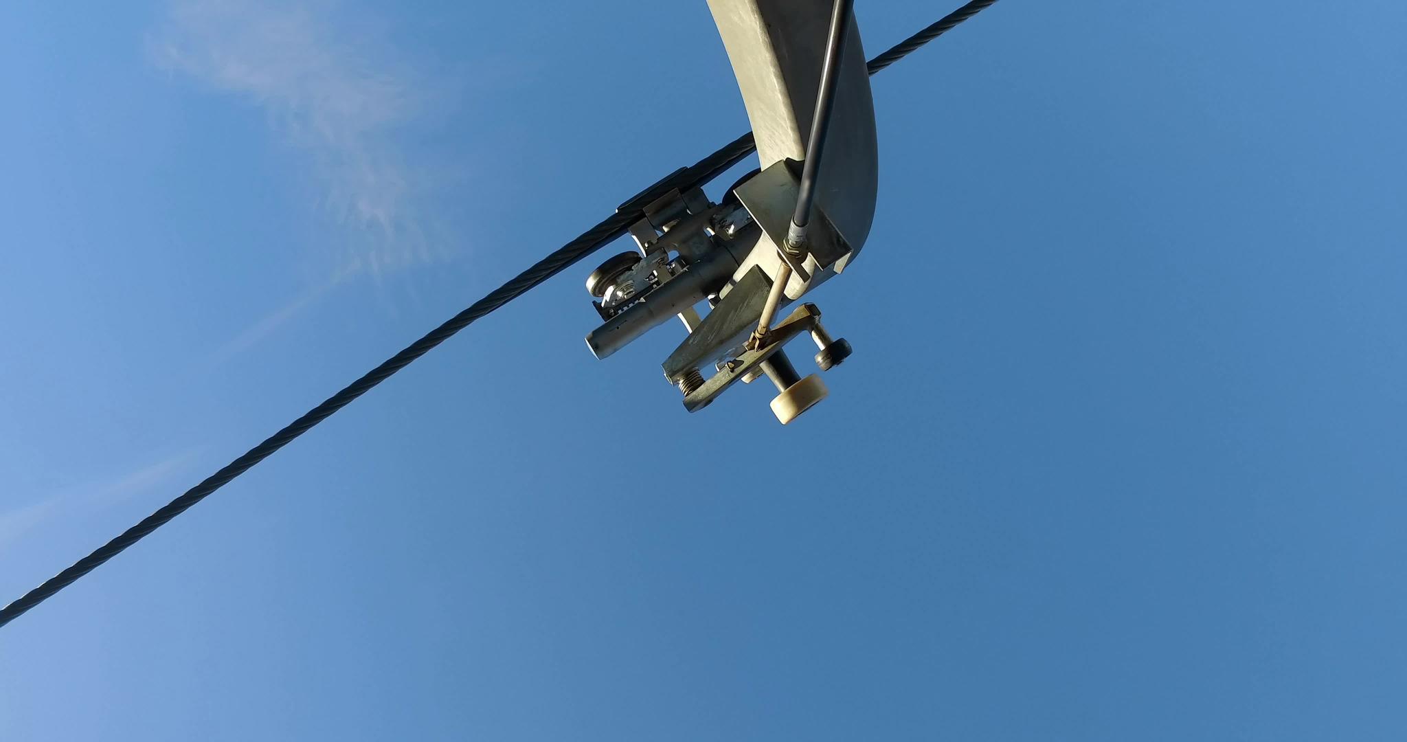 滑雪滑轮系统向蓝天移动请从下面看视频的预览图