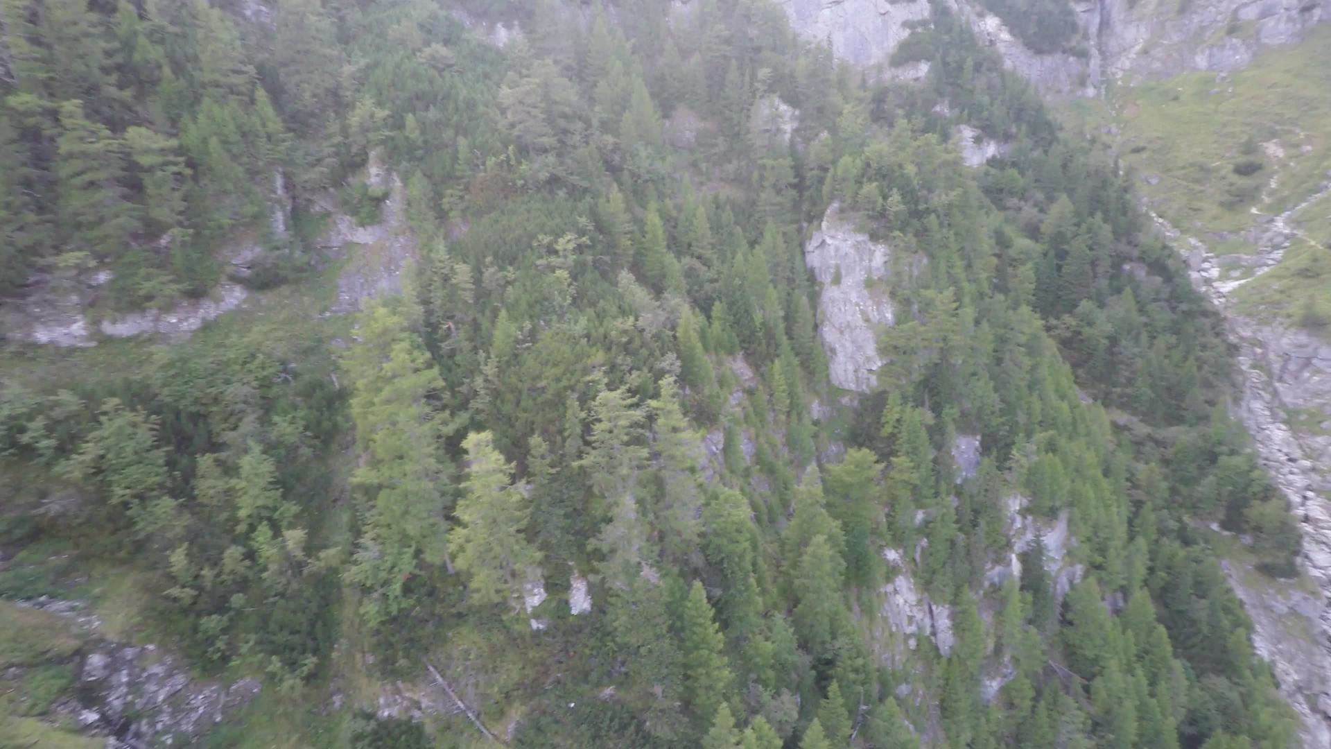 岩石山上的有线运输系统视频的预览图