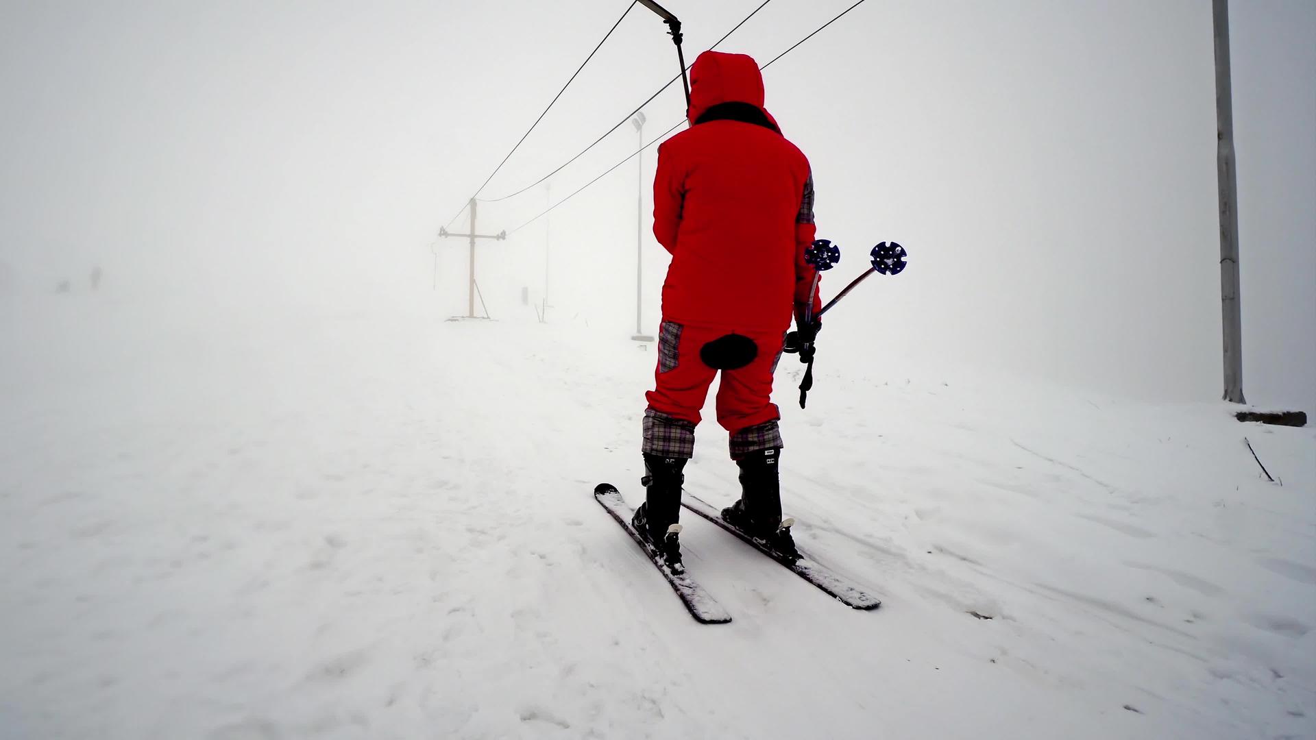 乘坐滑雪电梯爬上山顶的高山滑雪者视频的预览图