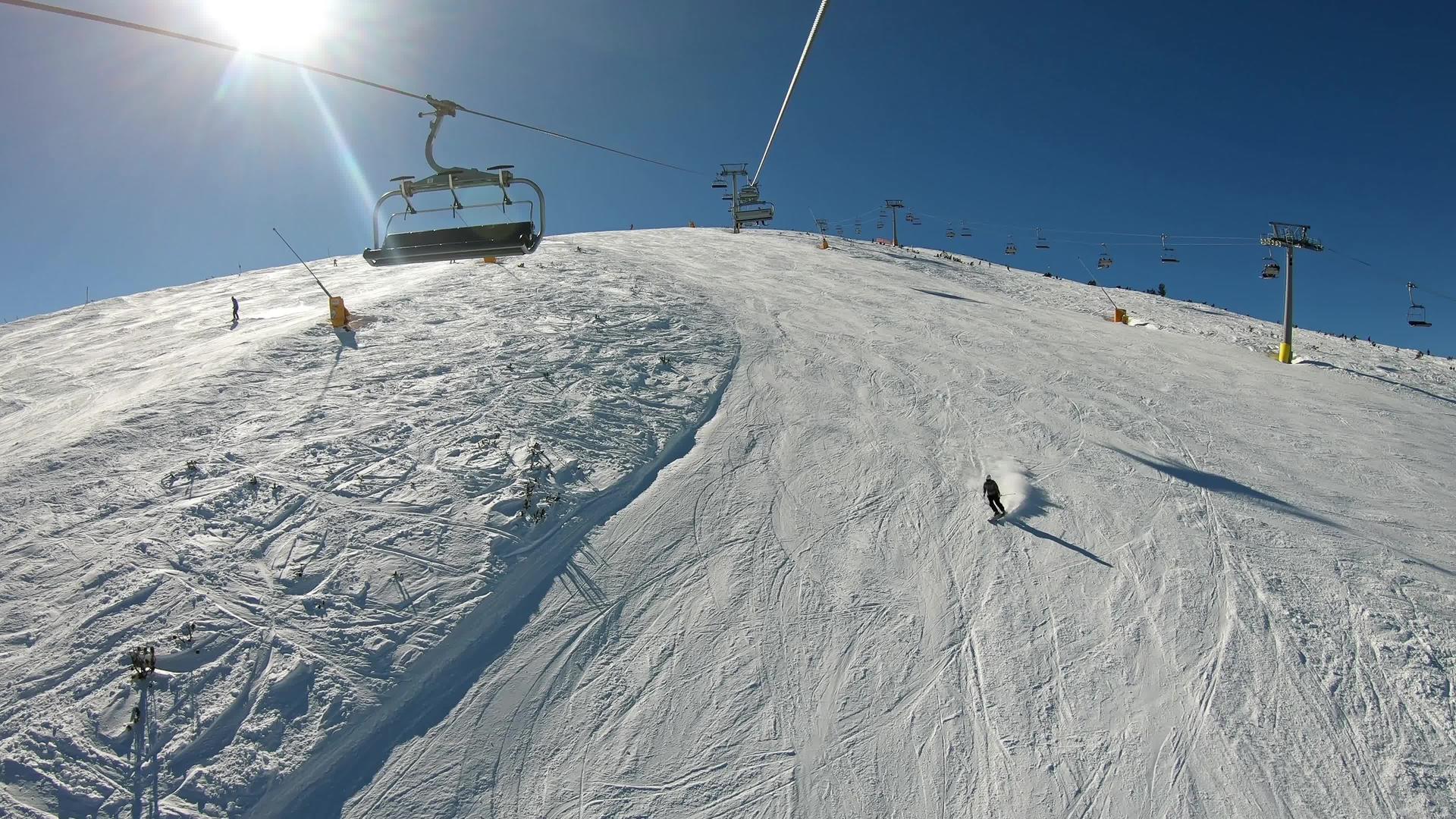 滑雪者、滑雪者、索道滑雪者和缆车视频的预览图