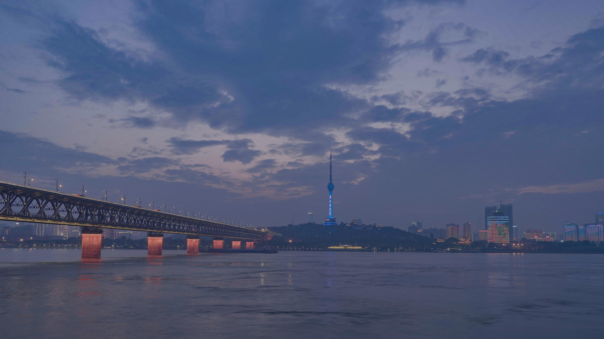 日转夜延时摄影晚霞火烧云天空4k素材长江第一桥武汉长江大桥夜景视频的预览图