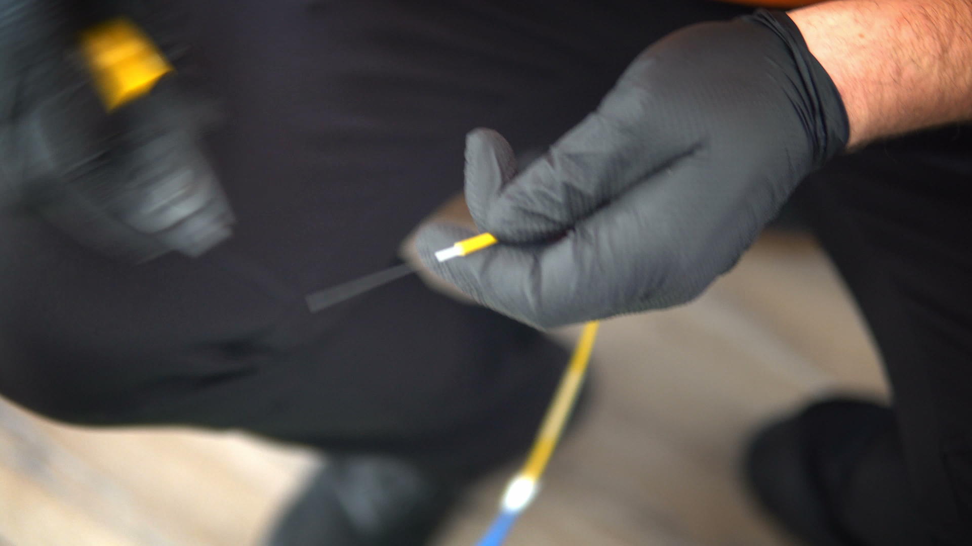光纤操作员为穿透设备准备连接光纤电缆的电线视频的预览图