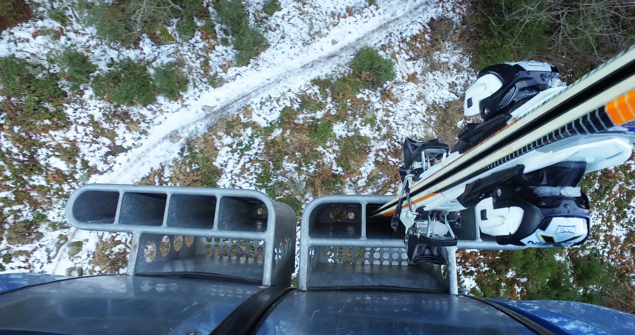 波子从机舱滑雪的顶层飞过山区视频的预览图
