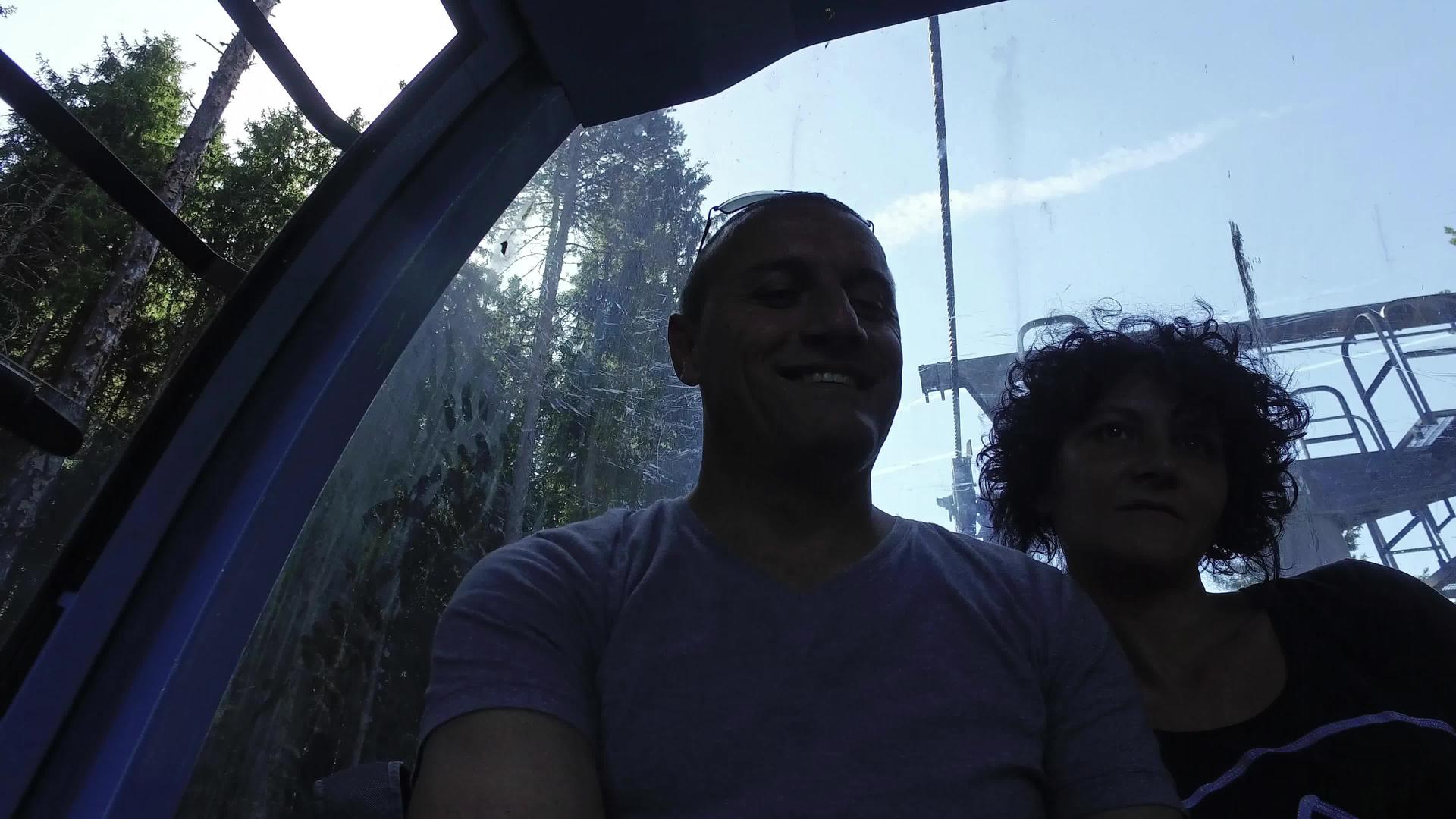 快乐的夫妇第一次乘坐登多拉有线汽车视频的预览图