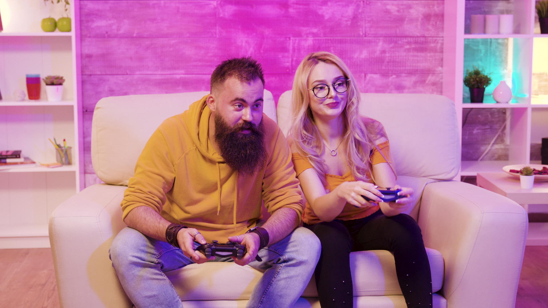 一个和男朋友在网上玩电子游戏的女游戏手视频的预览图