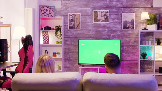 享受网络游戏的年轻夫妇住在一起视频的预览图
