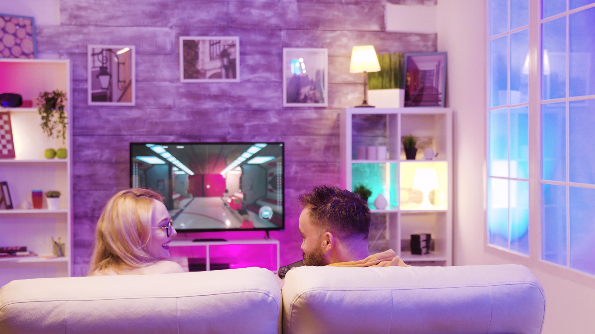 夫妻一起享受玩网络电子游戏的时间；并在网上玩游戏视频的预览图