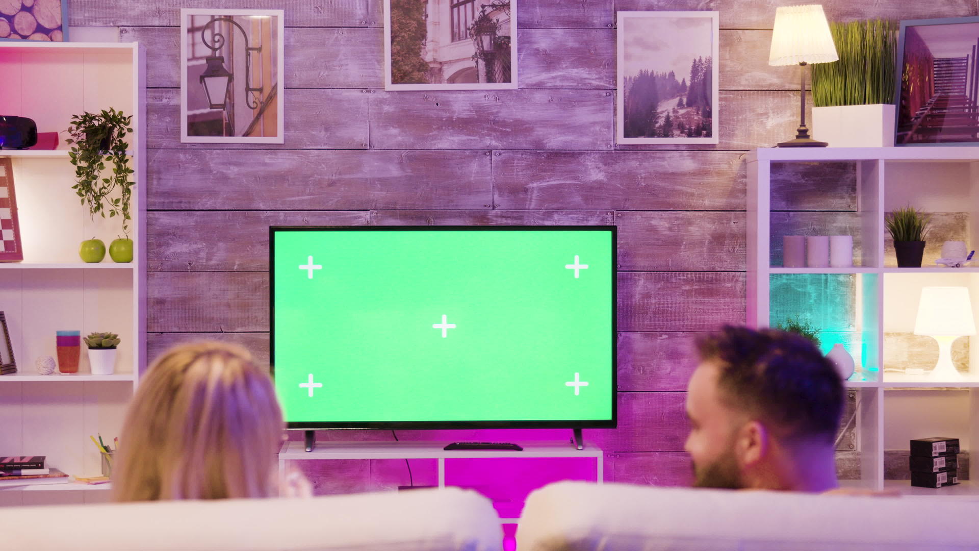 快乐的情侣在沙发上放松玩电子游戏视频的预览图